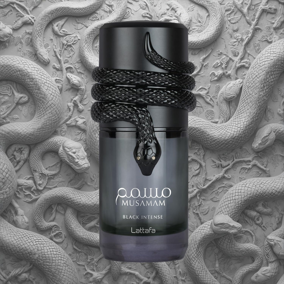 Lattafa Musamam Black Intense Eau de Parfum 100 ml sur une surface élégante