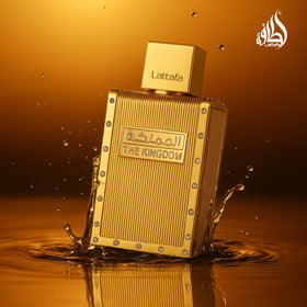 Lattafa The Kingdom Eau De Parfum Spray pour Hommes 100 ml sur table