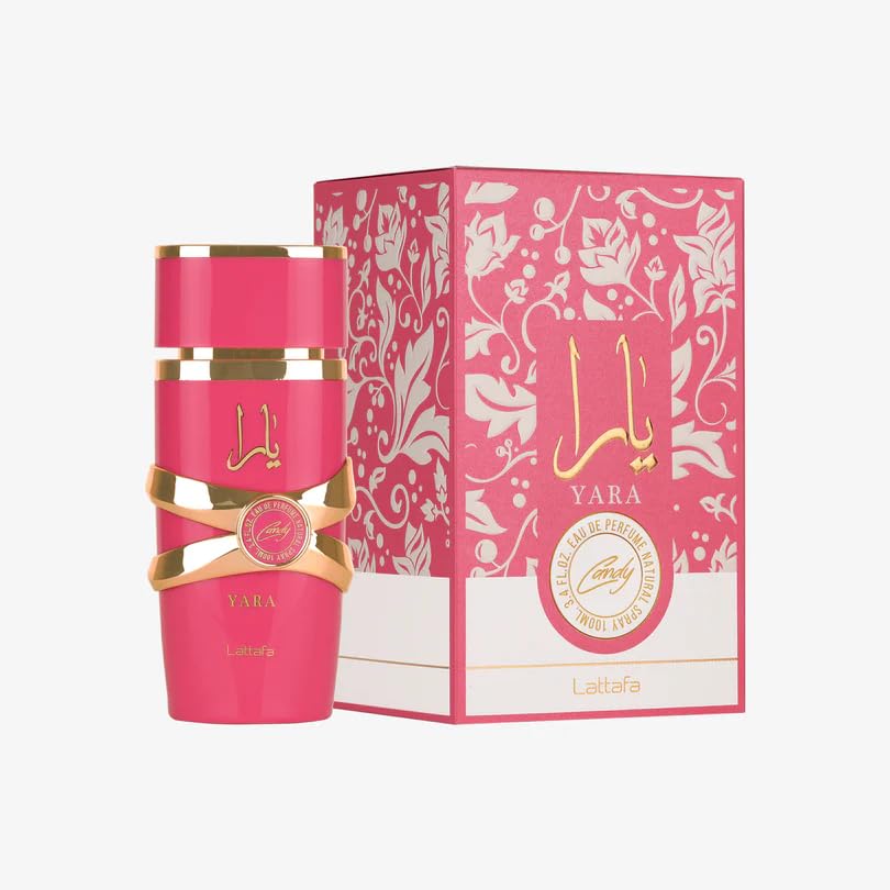 Lattafa Yara Candy Eau de Parfum sur une table avec un fond floral