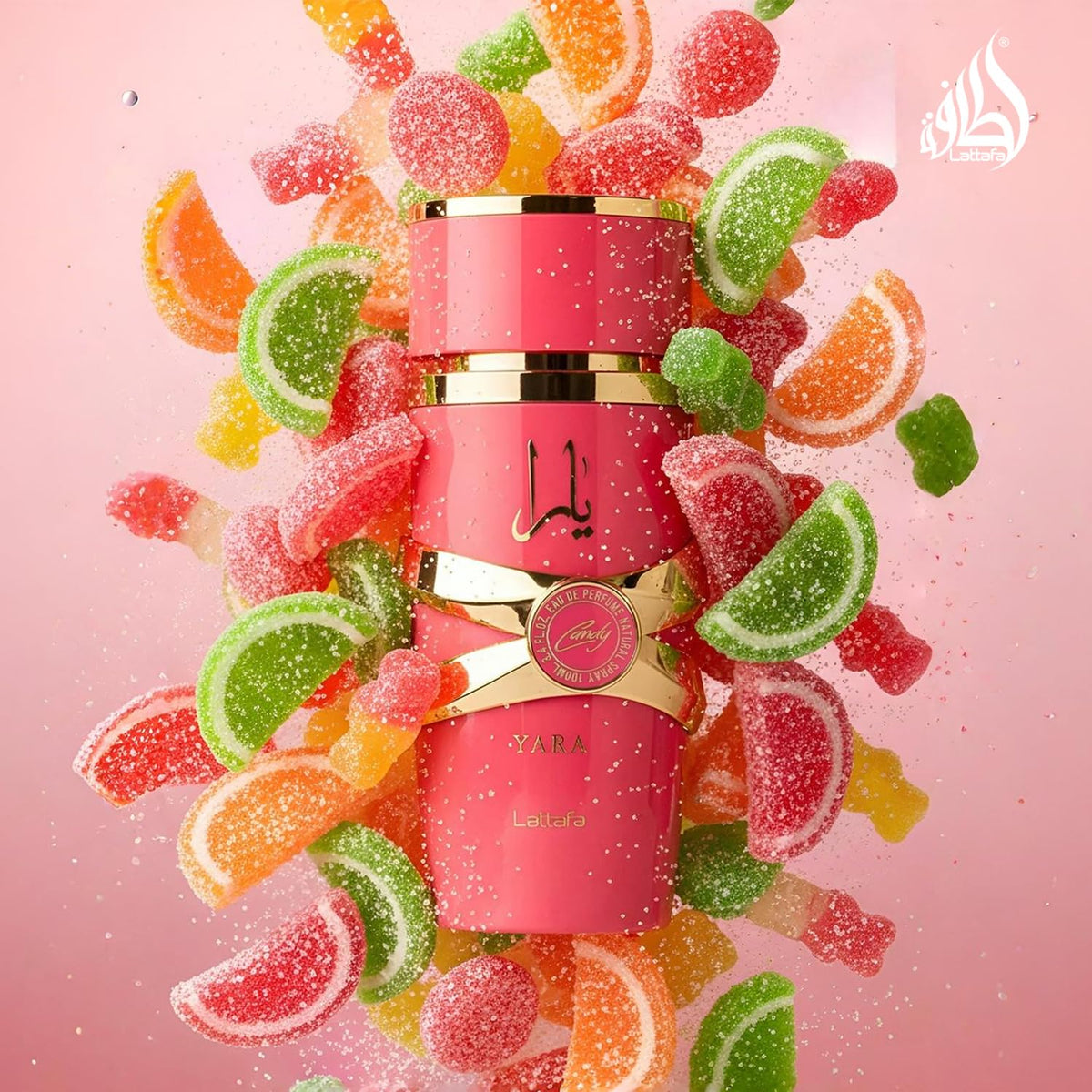 Lattafa Yara Candy flacon debout sur une surface blanche