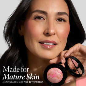 LAURA GELLER Baked Blush-n-Brighten Poudrier Sunswept en application sur la joue