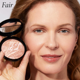 LAURA GELLER Baked Bronze-N-Brighten sur une main