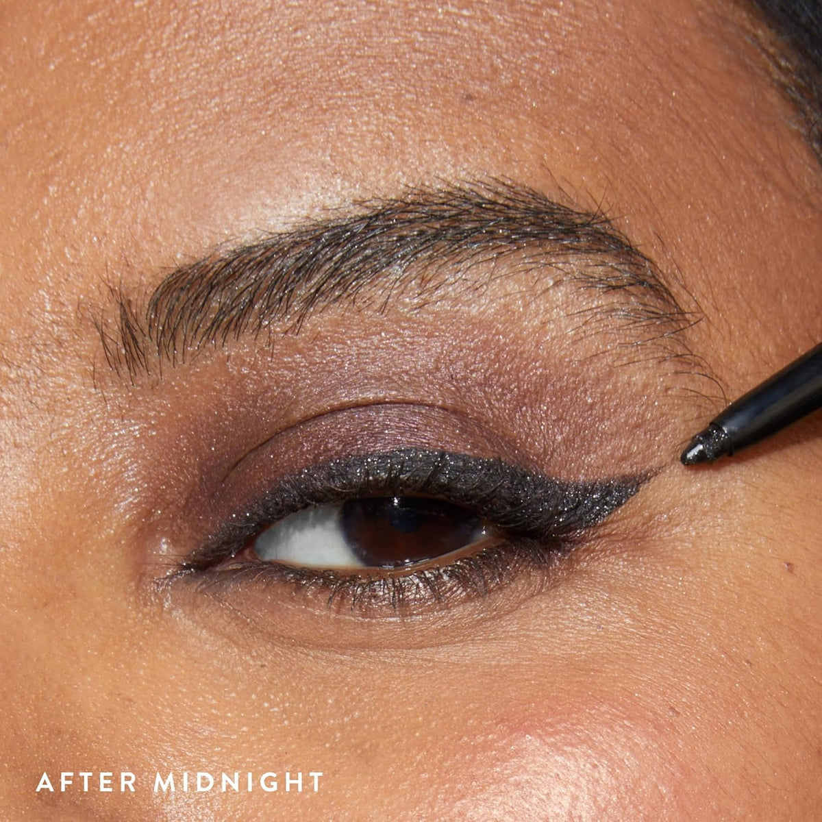 LAURA GELLER INKcredible Gel Eyeliner avec différents styles de traits