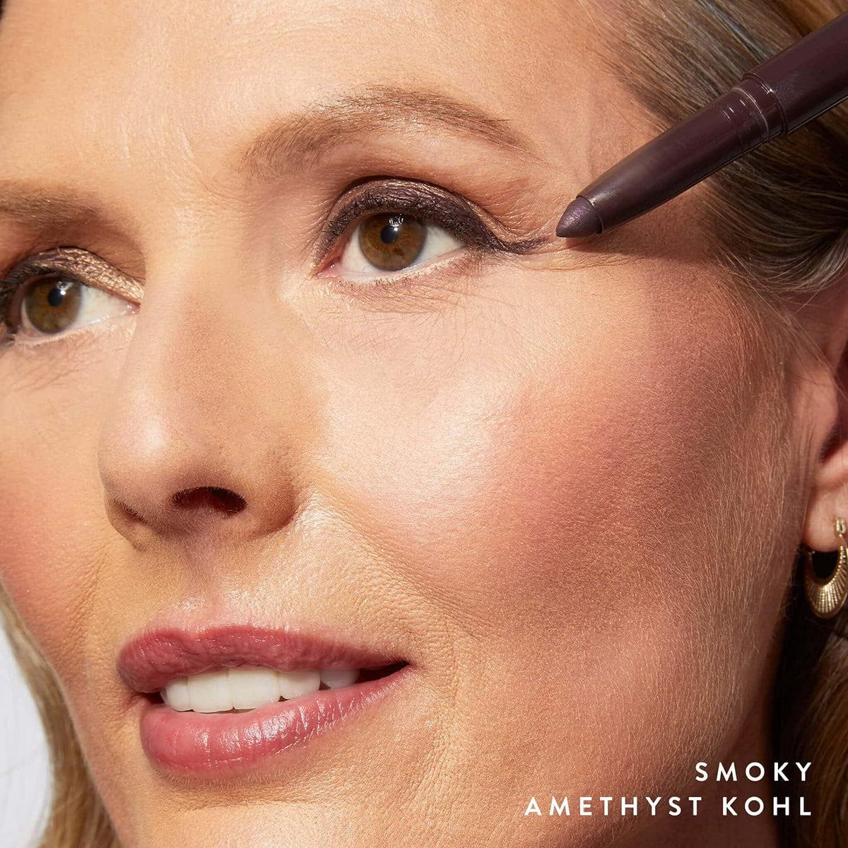 LAURA GELLER Kajal Crayon Eyeliner Améthyste sur fond neutre