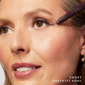 LAURA GELLER Kajal Crayon Eyeliner Améthyste sur fond neutre