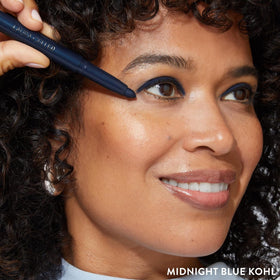 LAURA GELLER Kajal Eyeliner en application sur la paupière