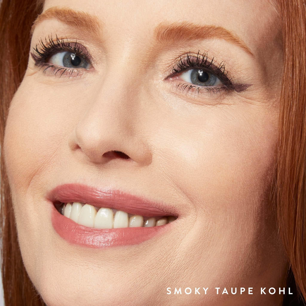 LAURA GELLER Kajal Longwear Eyeliner Smoky Taupe à côté d'autres produits de maquillage