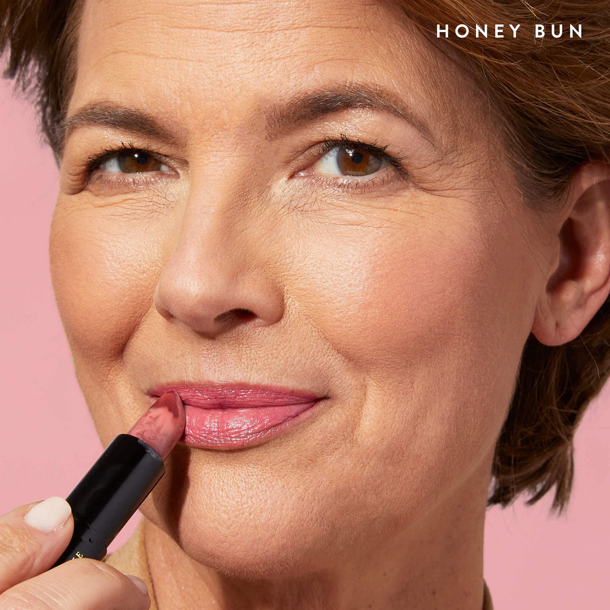 LAURA GELLER Lipstick Hydratant Honey Bun application sur lèvres