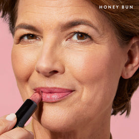 LAURA GELLER Lipstick Hydratant Honey Bun application sur lèvres