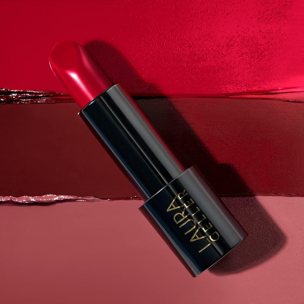 LAURA GELLER NEW YORK Rouge à Lèvres Crème Pink Passion swatch sur main