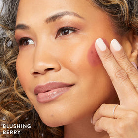 LAURA GELLER Serum Blush Tint Blushing Berry en usage avec pinceau