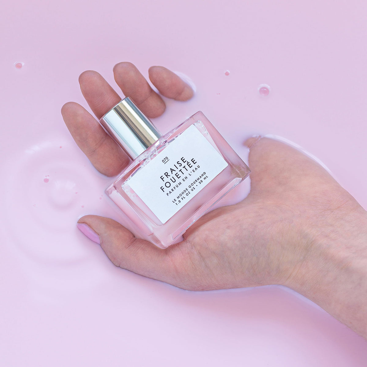 Le Monde Gourmand Eau de Parfum Fraise Fouettée flacon avec bouchon