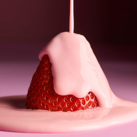 Le Monde Gourmand Eau de Parfum Fraise Fouettée sur fond coloré