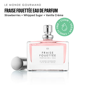 Le Monde Gourmand Eau de Parfum Fraise Fouettée sur table en bois