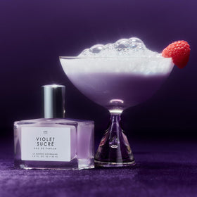 Le Monde Gourmand Eau de Parfum Violet Sucré 30 ml, mise en scène avec fleurs