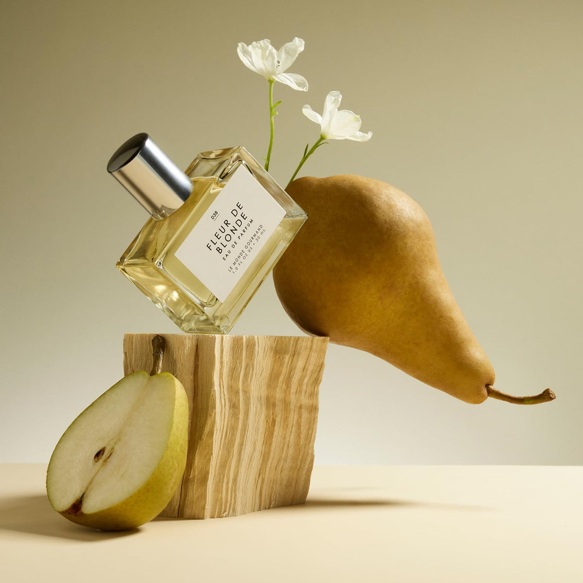 Le Monde Gourmand Fleur de Blonde parfum avec fond floral
