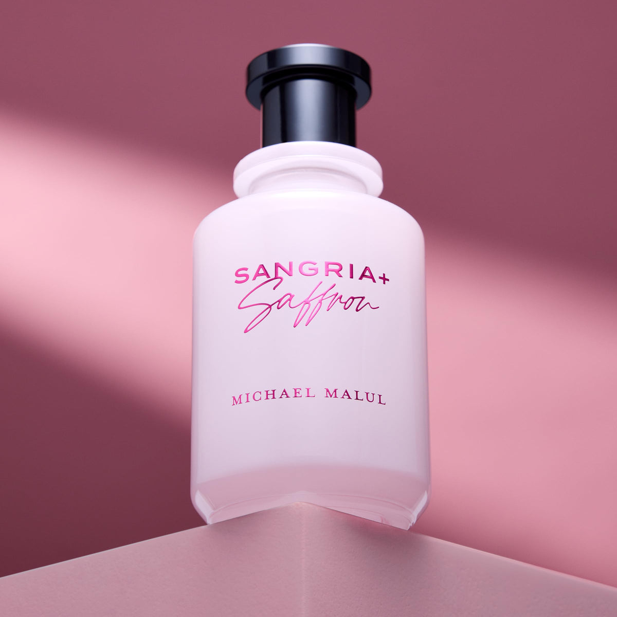 Lifestyle avec Michael Malul Eau de Parfum Sangria + Safran en scène