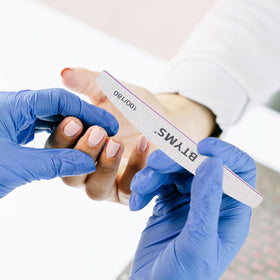 Lime à ongles BTYMS en utilisation sur des ongles naturels