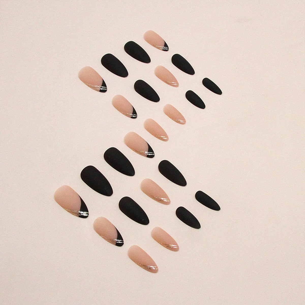 Lime à ongles et bâtonnet en bois inclus dans le kit de faux ongles
