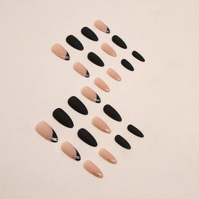 Lime à ongles et bâtonnet en bois inclus dans le kit de faux ongles
