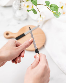 Lime à ongles saphir en action sur un ongle