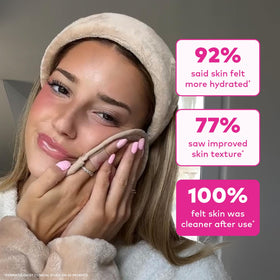 Lingette MakeUp Eraser en train d'effacer du maquillage sur la peau