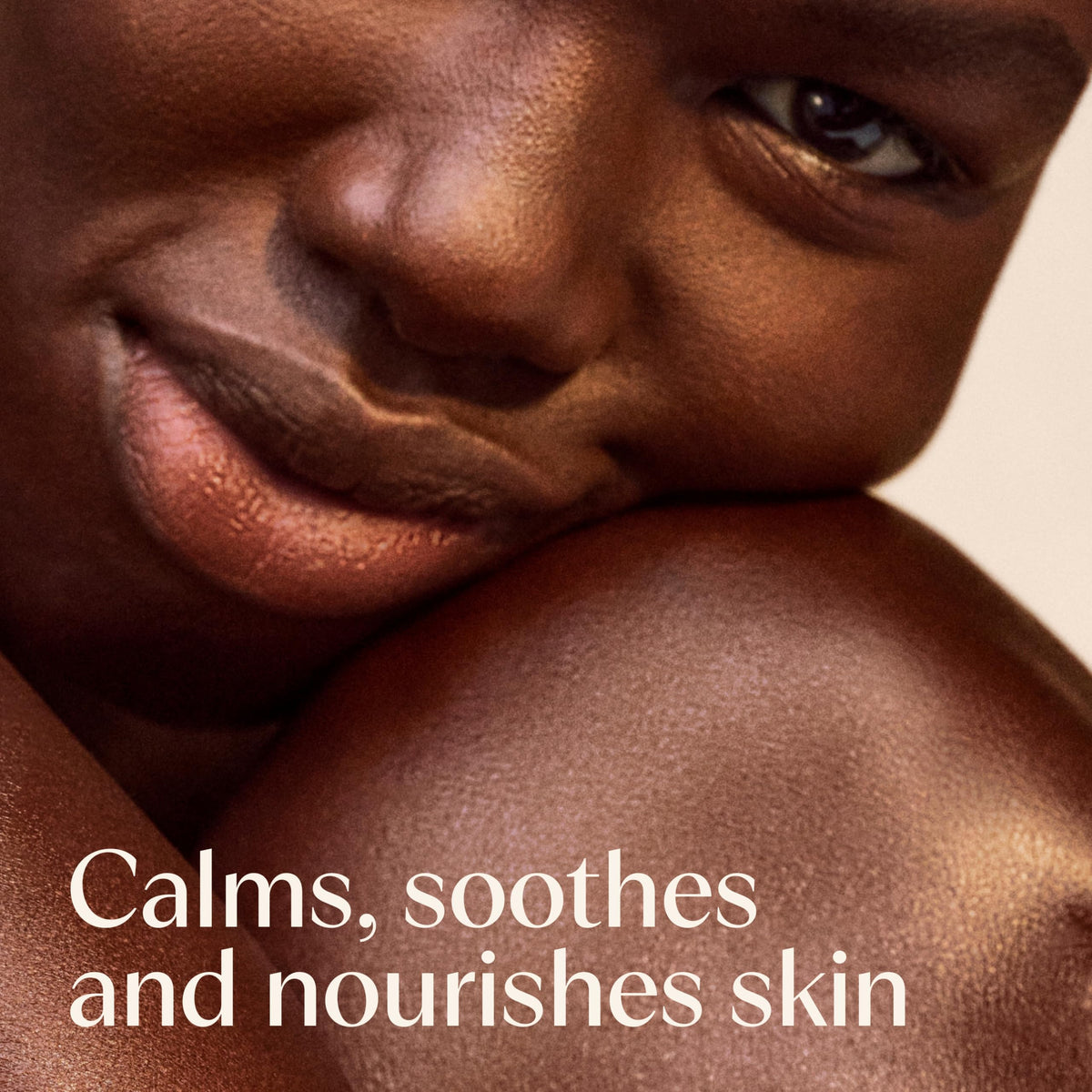 Lingettes démaquillantes Aveeno Calm + Restore avec un fond naturel