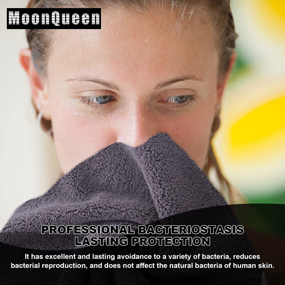 Lingettes en microfibre MOONQUEEN dans une trousse de maquillage