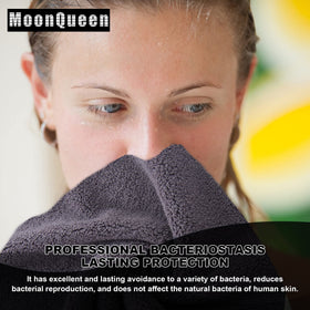 Lingettes en microfibre MOONQUEEN dans une trousse de maquillage