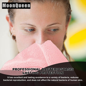 Lingettes MOONQUEEN dans une trousse de maquillage, prêtes à l'emploi