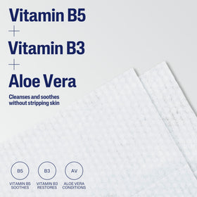 Lingettes nettoyantes Cetaphil sur une table de salle de bain