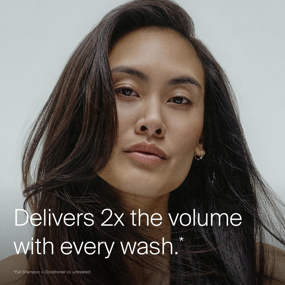Living Proof Shampoo Volumisant application sur cheveux