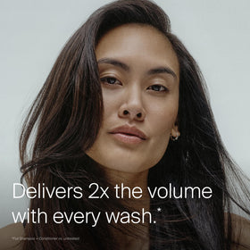 Living Proof Shampoo Volumisant application sur cheveux