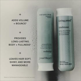 Living Proof Shampoo Volumisant près d'un lavabo