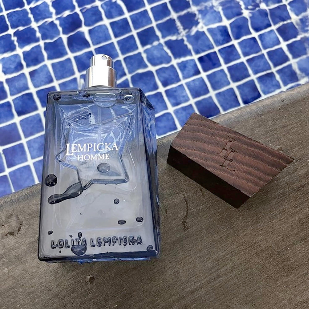 Lolita Lempicka Homme Eau de Toilette 50 ml sur une table en bois