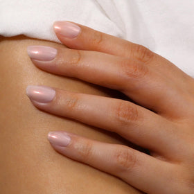 LONDONTOWN kur Concealer à Ongles Illuminant sur une table avec d'autres outils de manucure