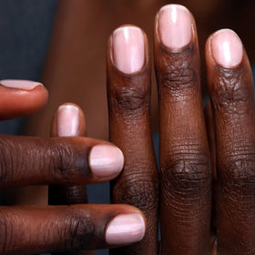 LONDONTOWN Kur Illuminating Nail Concealer Quartz en situation d'utilisation