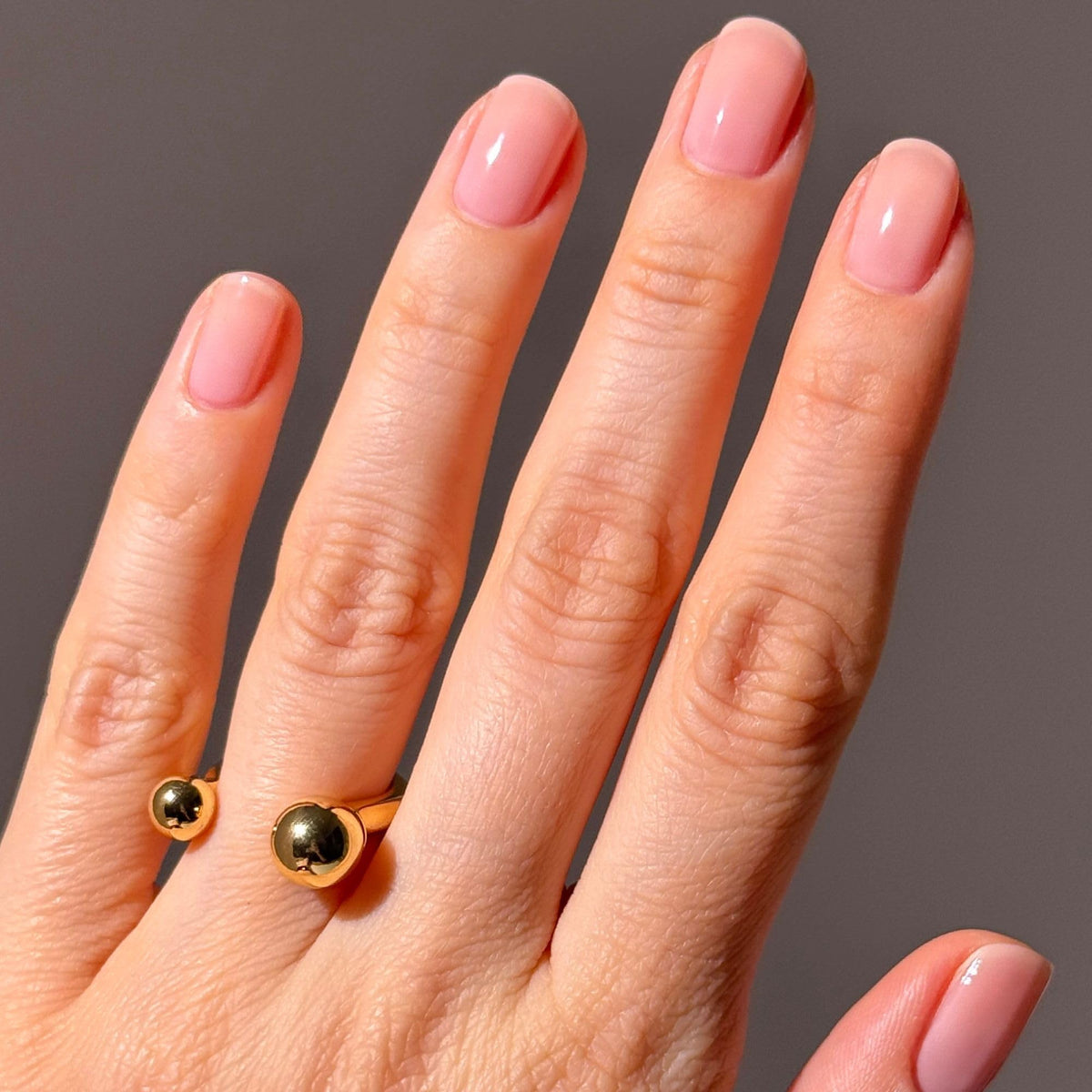 LONDONTOWN kur Perfecting Nail Veil #4 Dusty Rose Tint à côté d'un miroir