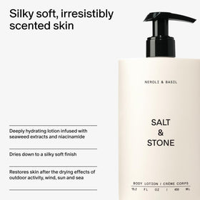 Lotion corporelle Salt & Stone avec des ingrédients naturels en arrière-plan
