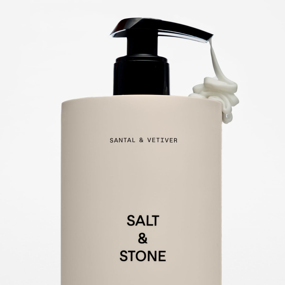 Lotion Corps Salt & Stone 560g sur une table de salle de bain