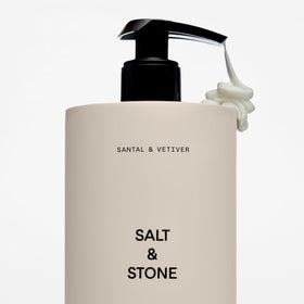 Lotion Corps Salt & Stone 560g sur une table de salle de bain