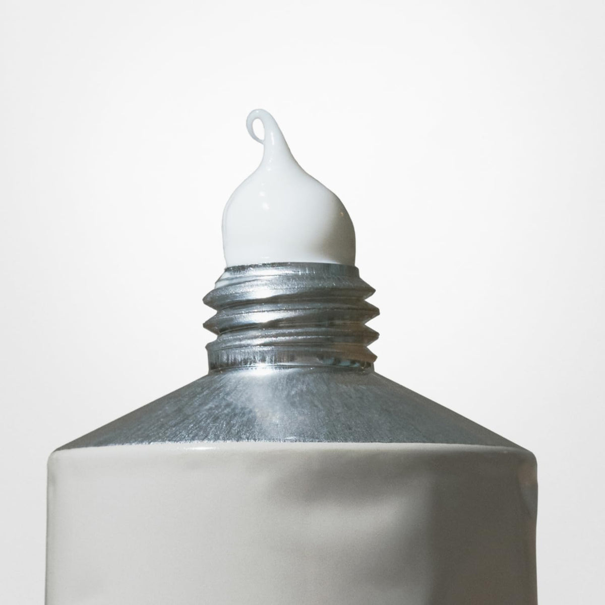 Lotion corps Salt & Stone avec ses caractéristiques mises en avant