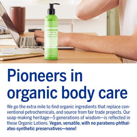 Lotion Dr. Bronner's Patchouli Lime sur une surface en bois