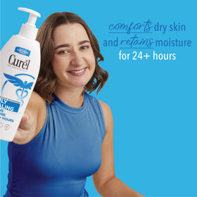 Lotion Hydratante 20 Oz avec texture crémeuse sur la main