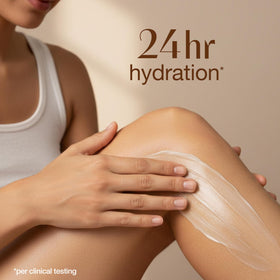 Lotion hydratante Alba Botanica sur un fond naturel