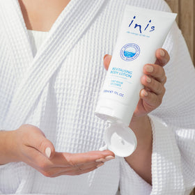 Lotion Inis 240g sur une table avec des éléments marins