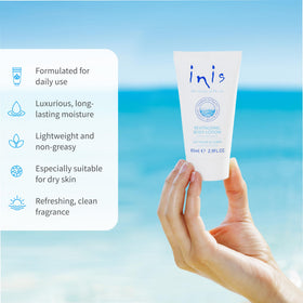Lotion Inis revitalisante 85 ml avec des algues marines en arrière-plan