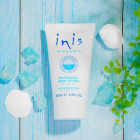 Lotion Inis revitalisante 85 ml sur une surface en bois