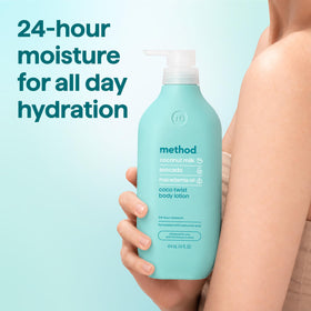 Lotion Method Coco Twist avec texture crémeuse sur la peau