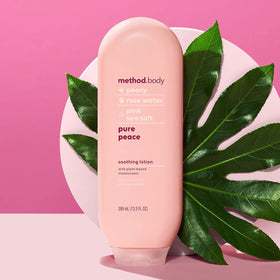 Lotion Method Pure Peace sur un fond naturel